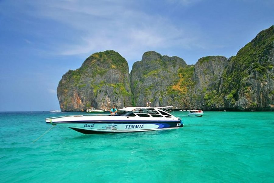 Phi Phi Island Tour by Speedboat from Phuket with Lunch and Transfers